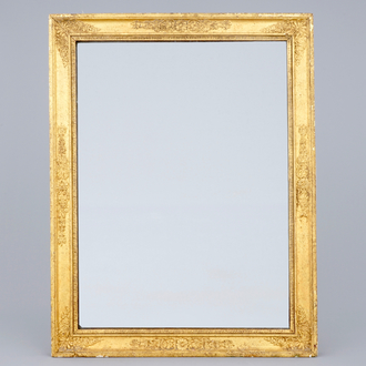 Een spiegel in gedoreerde en geprofileerde lijst, 18/19e eeuw